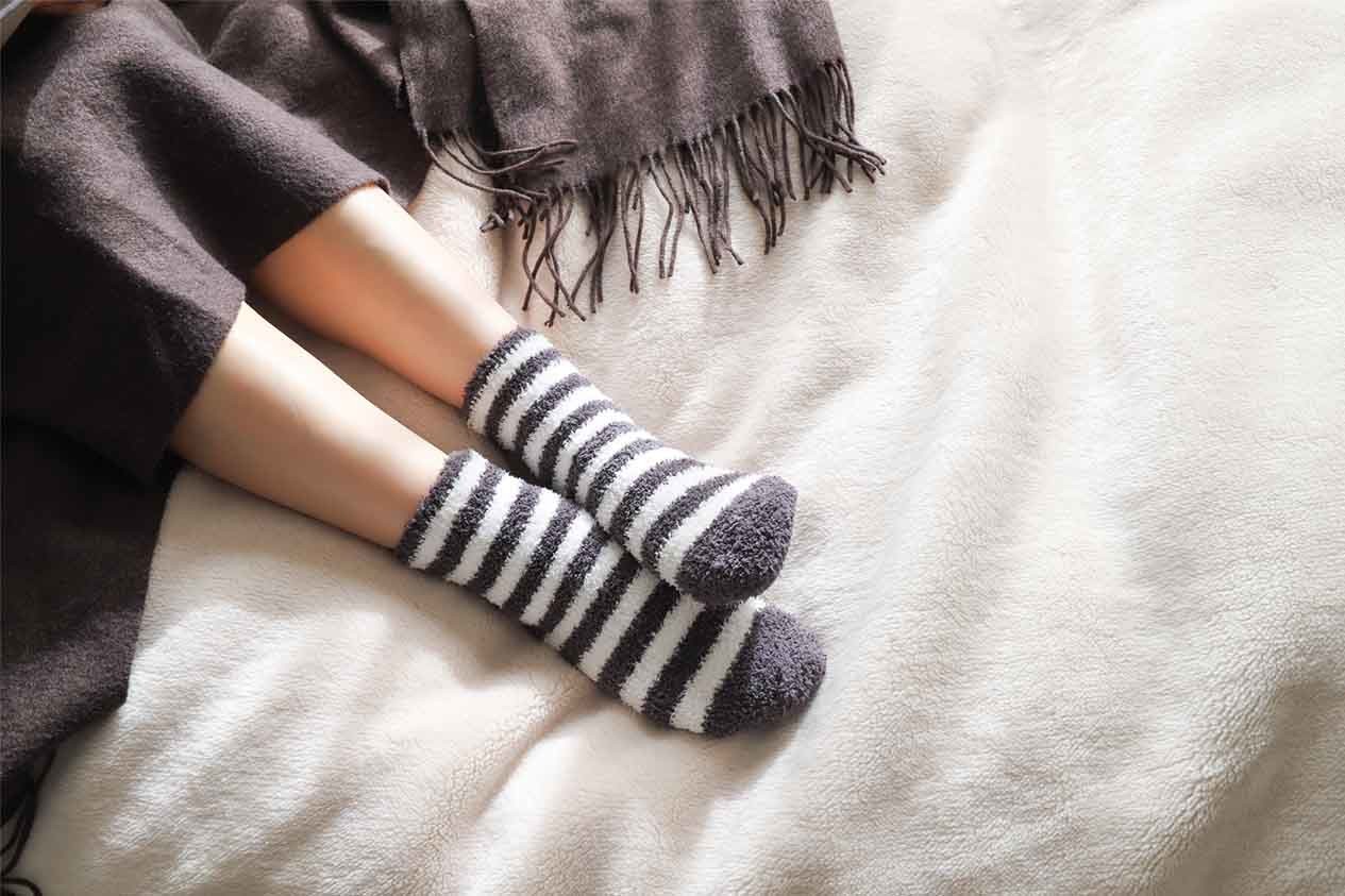 家の中では靴下を履く 履かない 健康に過ごすためのヒント コラム 足のちえぶくろ ケアソク Care Soku 株式会社山忠