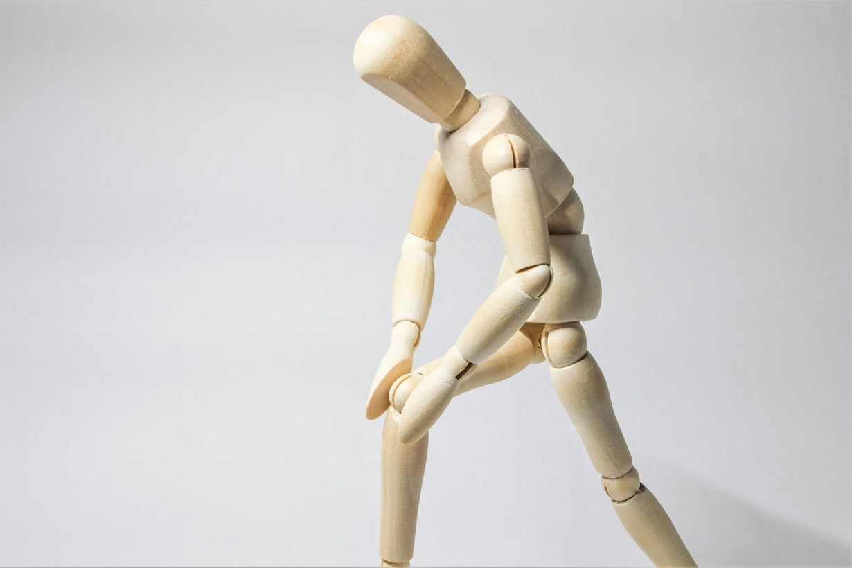 変形性膝関節症を予防する歩き方を専門家が解説！足の筋力トレーニングも紹介