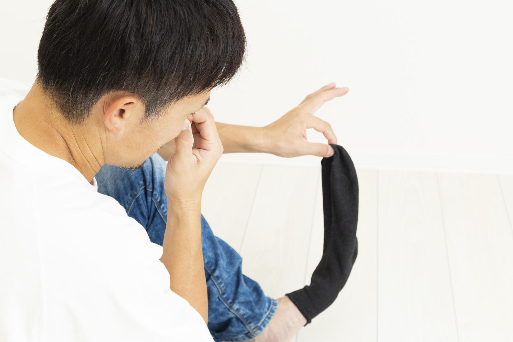 夏に靴下が蒸れる主な原因について